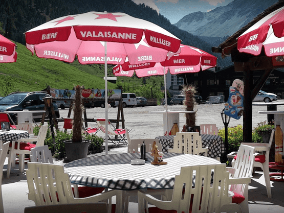 La terrasse sous les parasols
