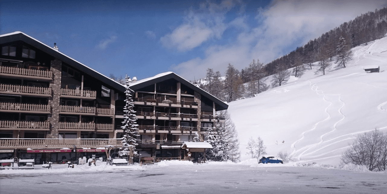 Siviez sous la neige, au bord des pistes