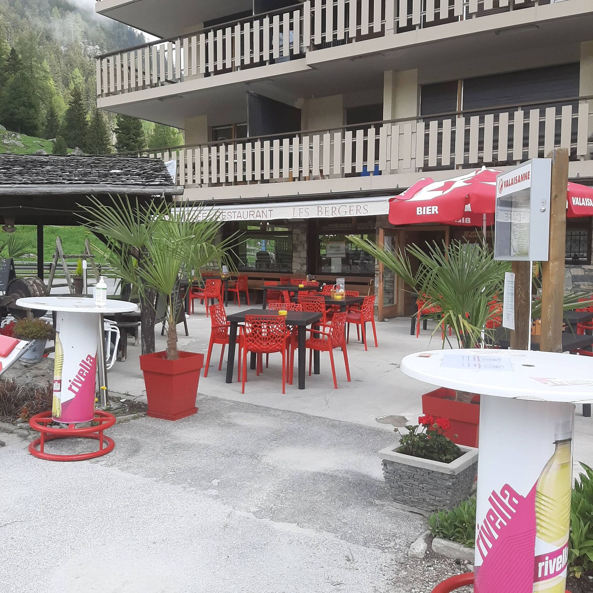 La terrasse aux chaises rouges