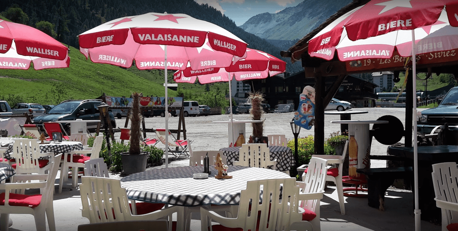 La terrasse et ses parasols face aux montagnes