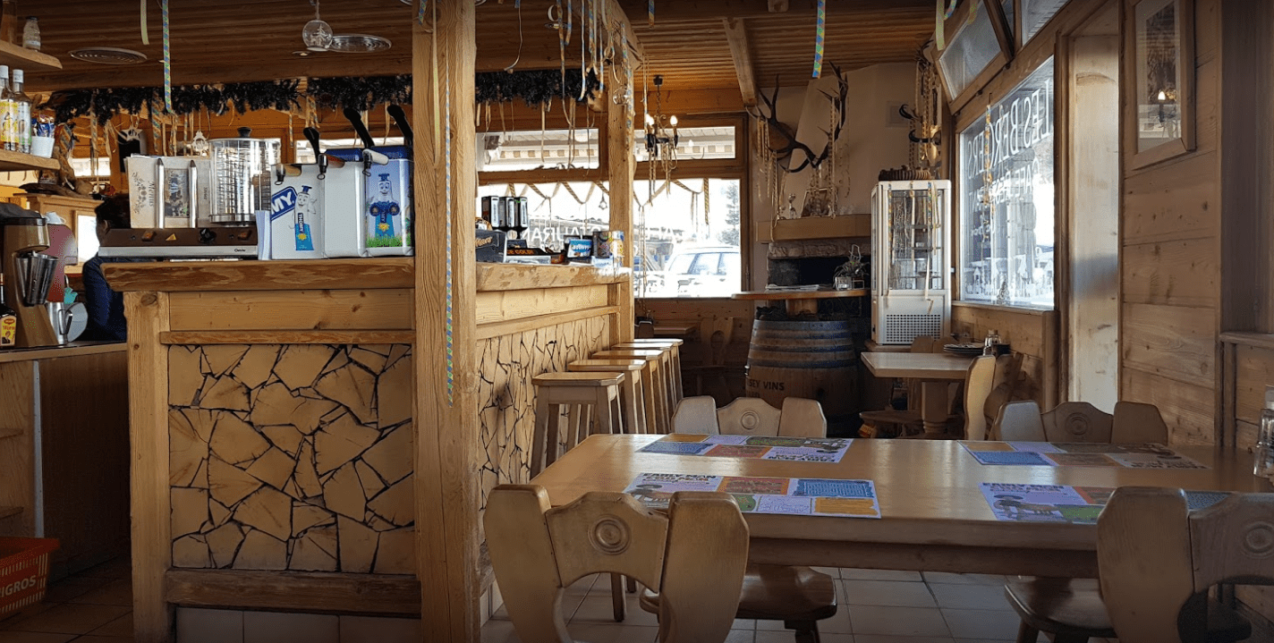 La salle chaleureuse en bois du restaurant