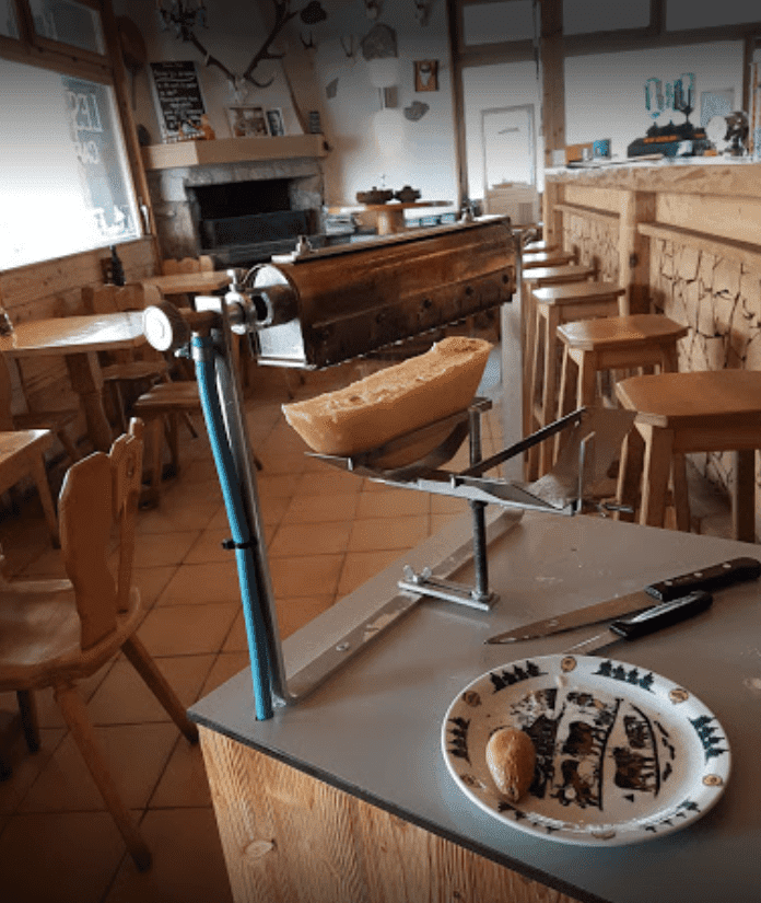 La salle du restaurant prête à accueillir un groupe