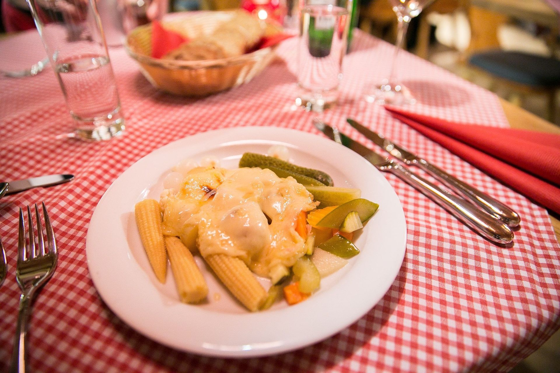 Assiette servie sur nappe à carreaux rouges